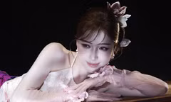 Ca sĩ Hoà Minzy (trái) và ca sĩ Cẩm Ly