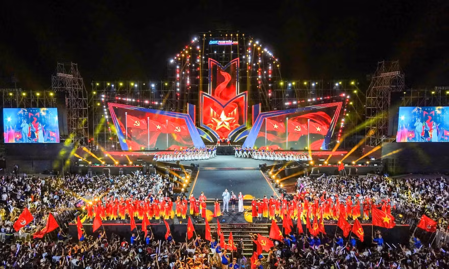 Màn kết concert Thanh xuân khiến hàng chục nghìn người xúc động