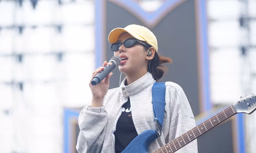 Em xinh Muộii đội nắng tổng duyệt concert Thanh xuân ở Trường đua F1