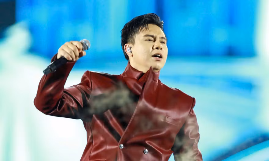 'Nổi da gà' với Đông Hùng ở concert Thanh xuân 