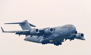 2 máy bay vận tải hạng nặng C-17 của Mỹ hạ cánh liên tiếp tại Nội Bài