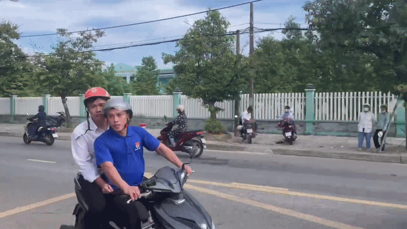 20 phút chạy đua, 'áo xanh' Đà Nẵng đưa sĩ tử đến điểm thi kịp giờ