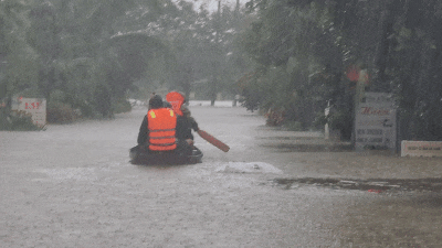 Mưa kéo dài, các khu dân cư ở Đà Nẵng mênh mông nước ngập