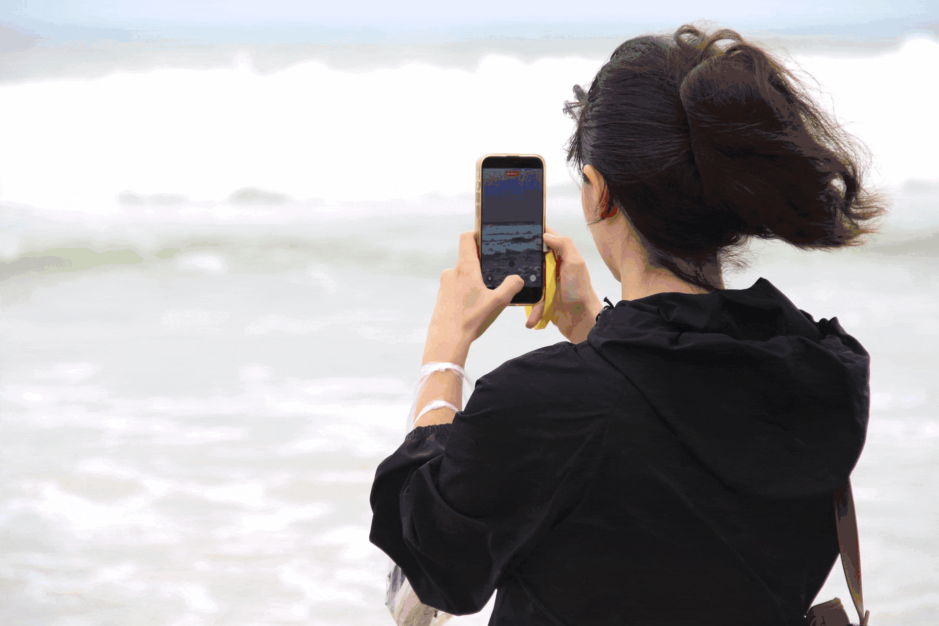 Đà Nẵng: Đổ xô check-in với sóng cao 5m trước giờ cấm biển