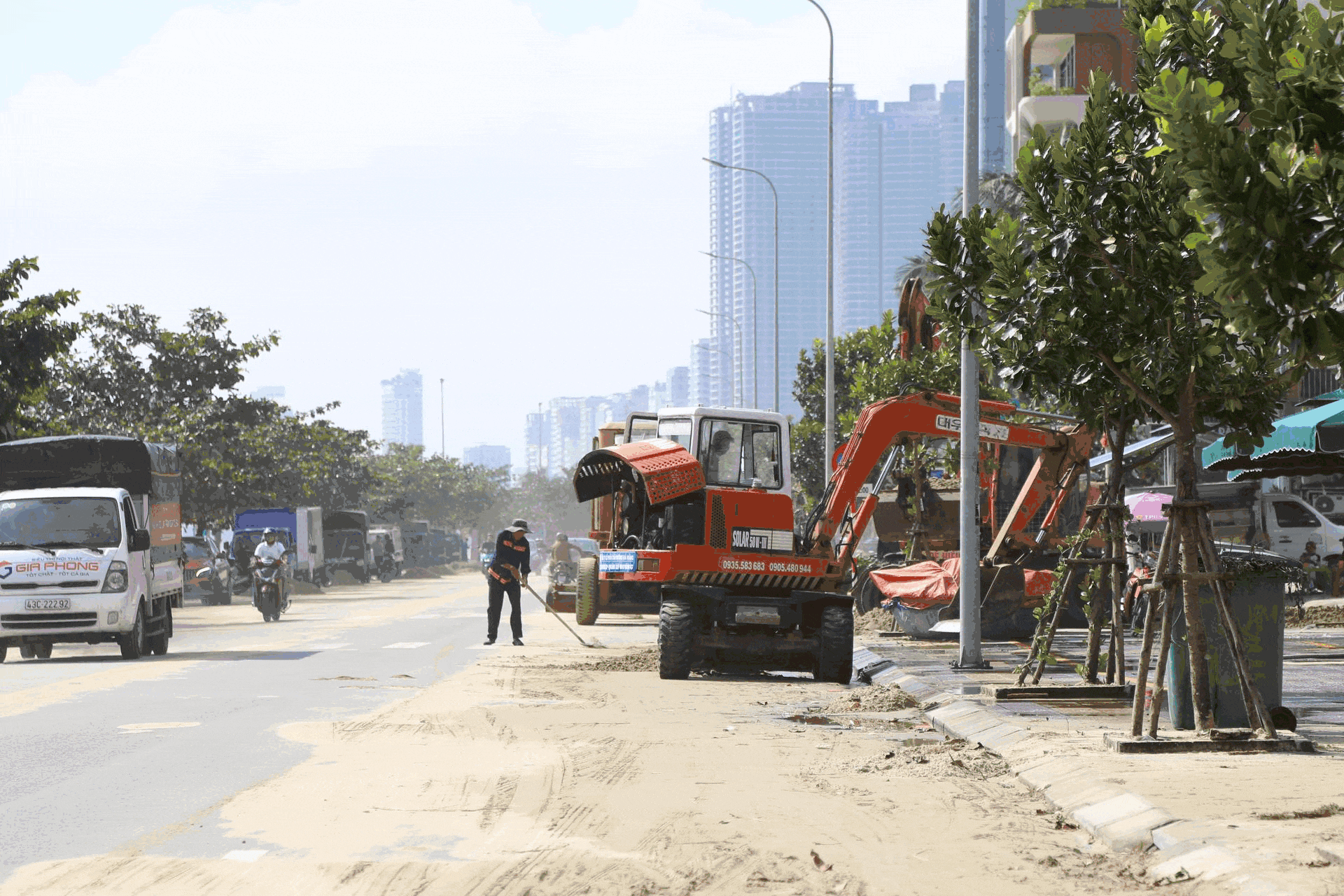 Đường biển Đà Nẵng bụi mù vì cát, công nhân cấp tập dọn dẹp
