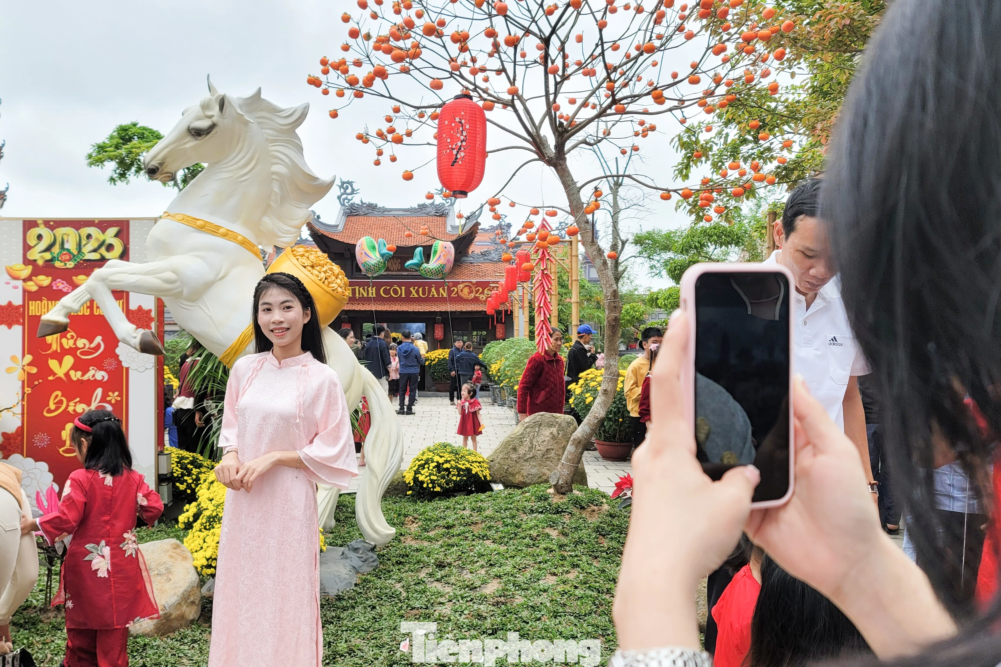 Người dân đổ về chùa Hoằng Phúc cầu bình an ngày mùng 1 Tết Bính Ngọ
