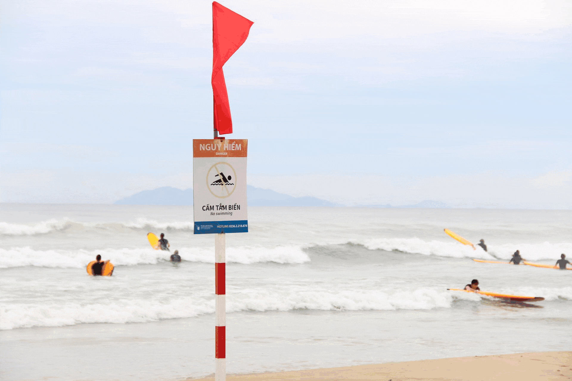 Đà Nẵng cấm tắm biển trước bão số 5, du khách vẫn vô tư lướt sóng