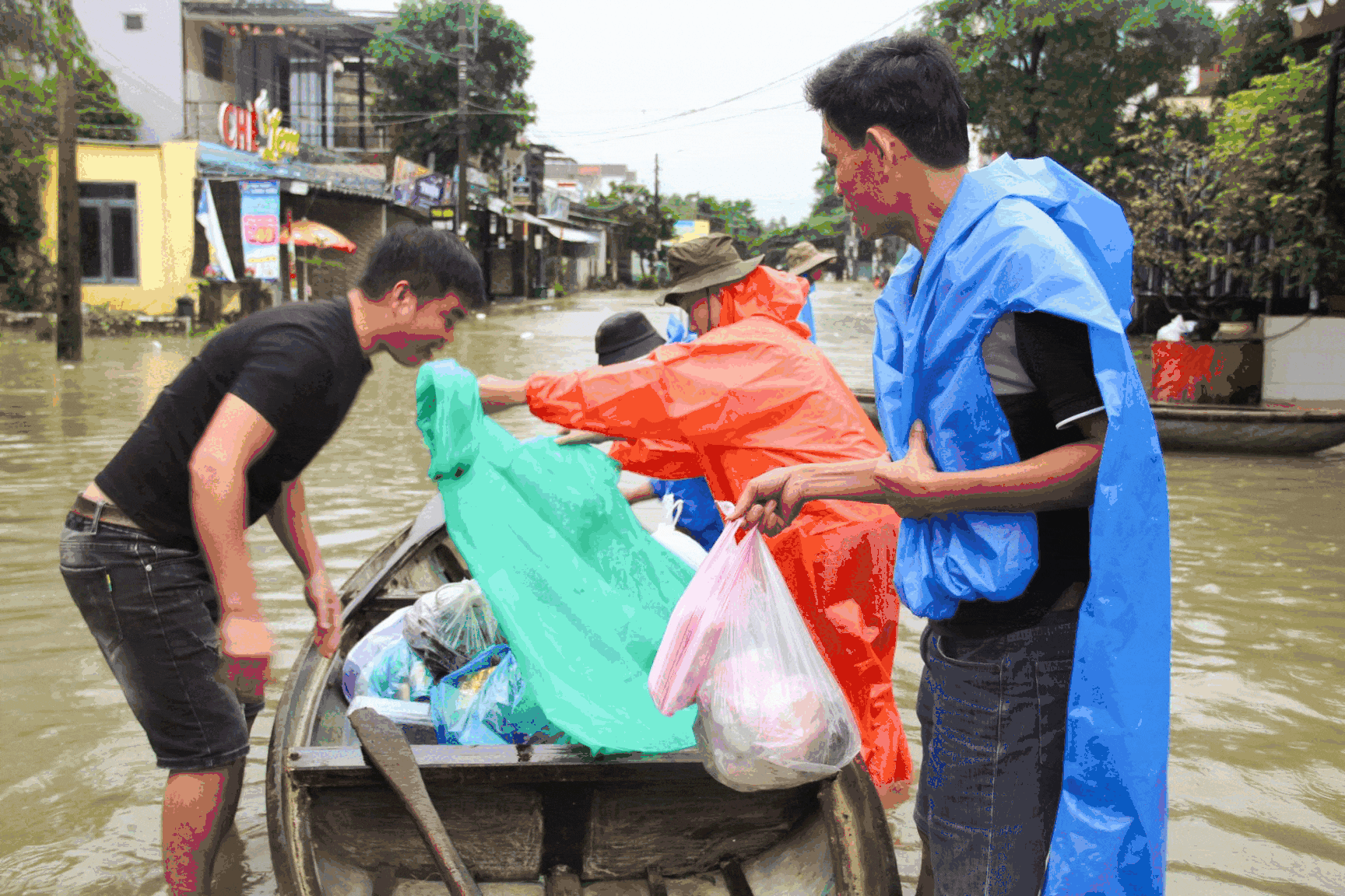 Người dân vùng ngập Đà Nẵng lội nước vài km để mua nhu yếu phẩm