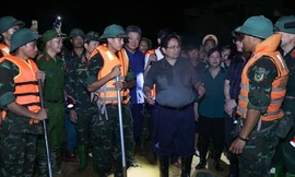 Thủ tướng kiểm tra công tác ứng phó mưa lũ tại vùng ven sông của Hà Nội