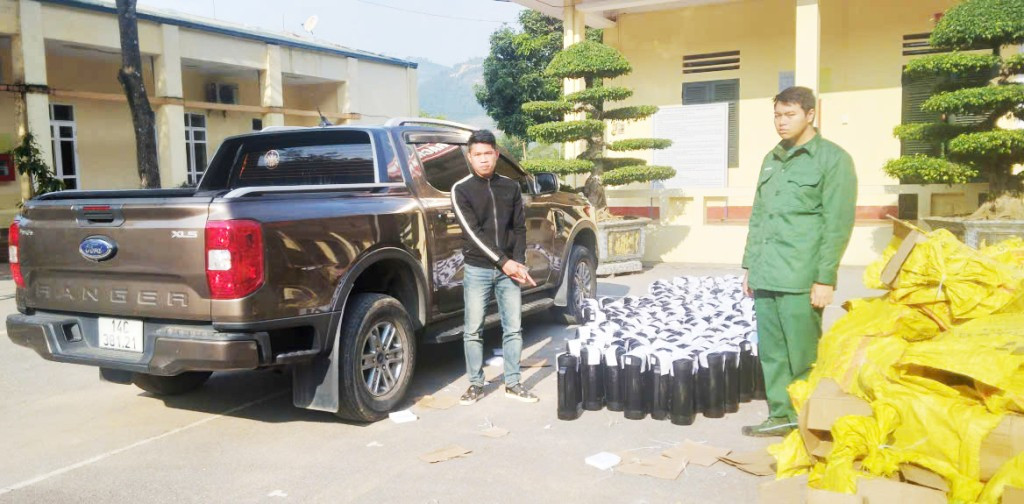 Đối tượng cùng tang vật bị Đồn Biên phòng cửa khẩu Hoành Mô bắt giữ. 4617.jpg