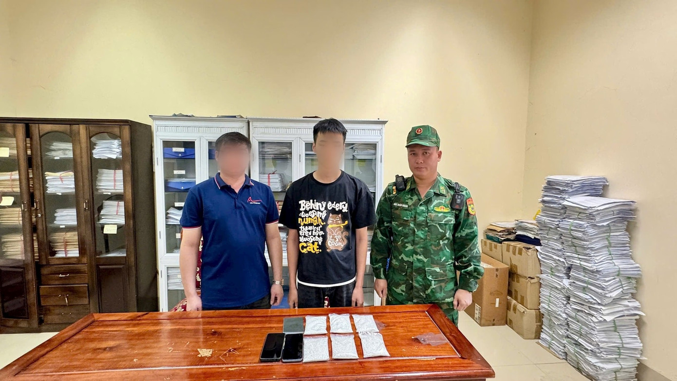 Hai bố con cùng tang vật tại cơ quan chức năng. 1000022424.jpg