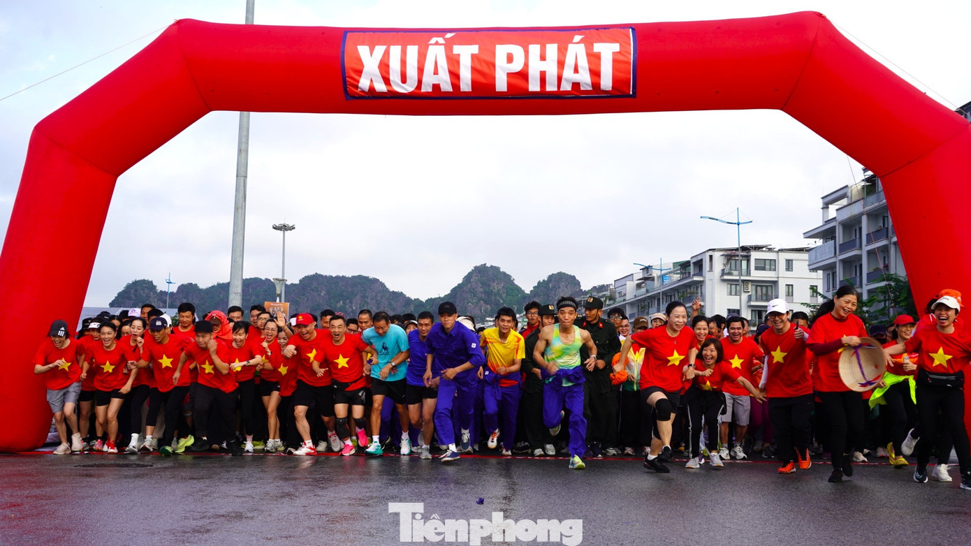 នេះជាលើកទីមួយហើយដែលខេត្ត Quang Ninh បានរួមបញ្ជូលសកម្មភាពកីឡាទ្រង់ទ្រាយធំក្នុងកម្មវិធីឆ្លើយតបនឹងទិវាច្បាប់ បង្កើតបរិយាកាសរស់រវើក ទាក់ទាញការចូលរួមយ៉ាងទូលំទូលាយរបស់មន្ត្រី សិស្សានុសិស្ស និងសហគមន៍ ដោយហេតុនេះផ្សព្វផ្សាយស្មារតីនៃការរស់នៅ និងការងារស្របតាមរដ្ឋធម្មនុញ្ញ និងច្បាប់ដល់ប្រជាពលរដ្ឋគ្រប់រូប។ tp-02039.jpg