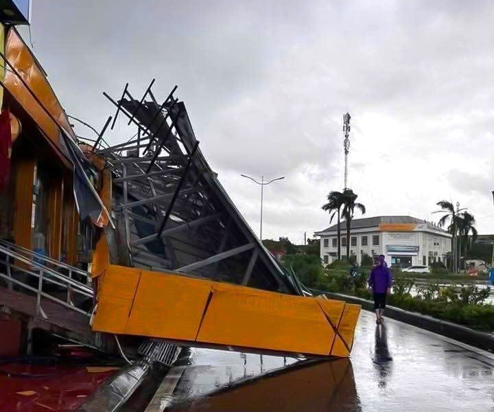 Giông lốc khiến nhiều nhà tốc mái, mái tôn bị hư hỏng hoàn toàn. img-9364.jpg