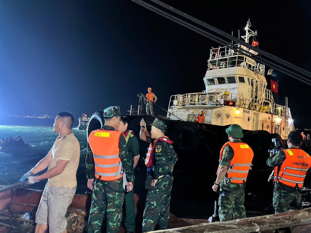 Mọi công tác cứu hộ đang chạy đua với thời gian. 419.jpg
