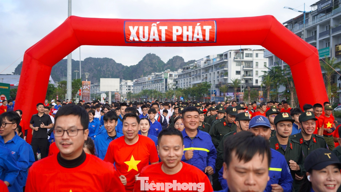 នៅក្នុងពិធីនេះ គណៈកម្មាធិការរៀបចំបានពិនិត្យរបាយការណ៍ឃោសនាស្តីពីទិវាច្បាប់វៀតណាមឆ្នាំ 2025 ណែនាំលទ្ធផលលេចធ្លោរបស់ខេត្ត Quang Ninh ក្នុងការផ្សព្វផ្សាយ និងអប់រំច្បាប់ ទាក់ទិននឹងការអនុវត្តសេចក្តីសម្រេចចិត្តលេខ 66-NQ/TW ចុះថ្ងៃទី 30 ខែមេសា ឆ្នាំ 2025 នៃការិយាល័យនយោបាយ ស្តីពីការបង្កើតថ្មីក្នុងការអនុវត្តច្បាប់។ tp-02054.jpg