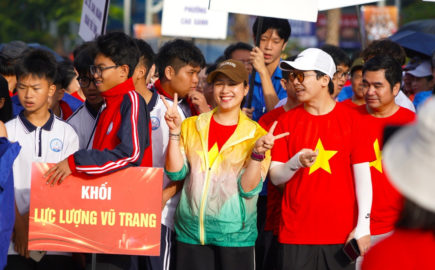 ក្នុងប៉ុន្មានឆ្នាំថ្មីៗនេះ ខេត្ត Quang Ninh ត្រូវបានវាយតម្លៃថាជាតំបន់មួយក្នុងចំណោមមូលដ្ឋានអនុវត្តប្រកបដោយប្រសិទ្ធភាពការងារកសាង និងអនុវត្តច្បាប់ ផ្សព្វផ្សាយ និងអប់រំច្បាប់។ 02033.jpg