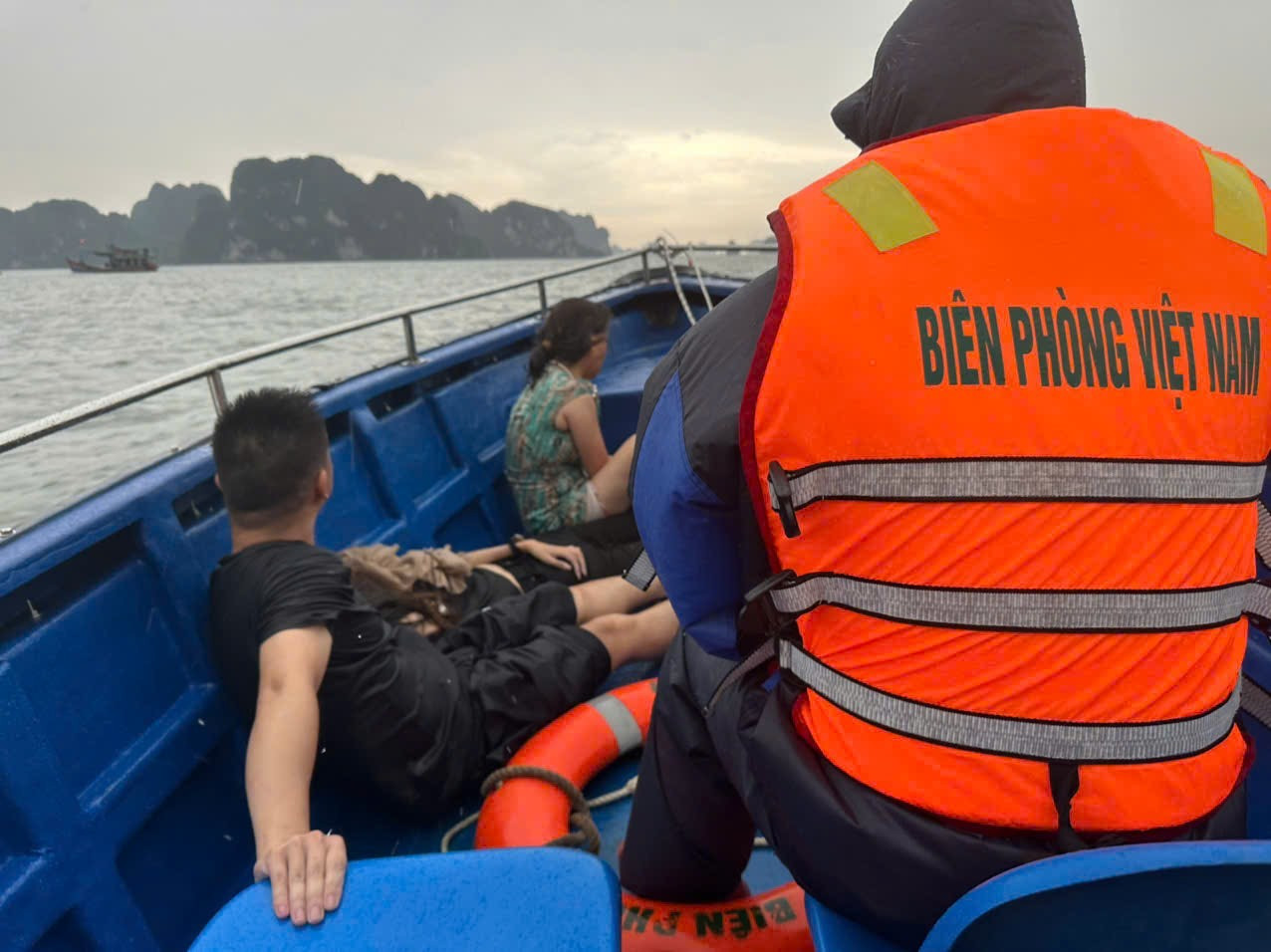 Lực lượng cứu hộ đã cứu được 10 người. 1000022543.jpg
