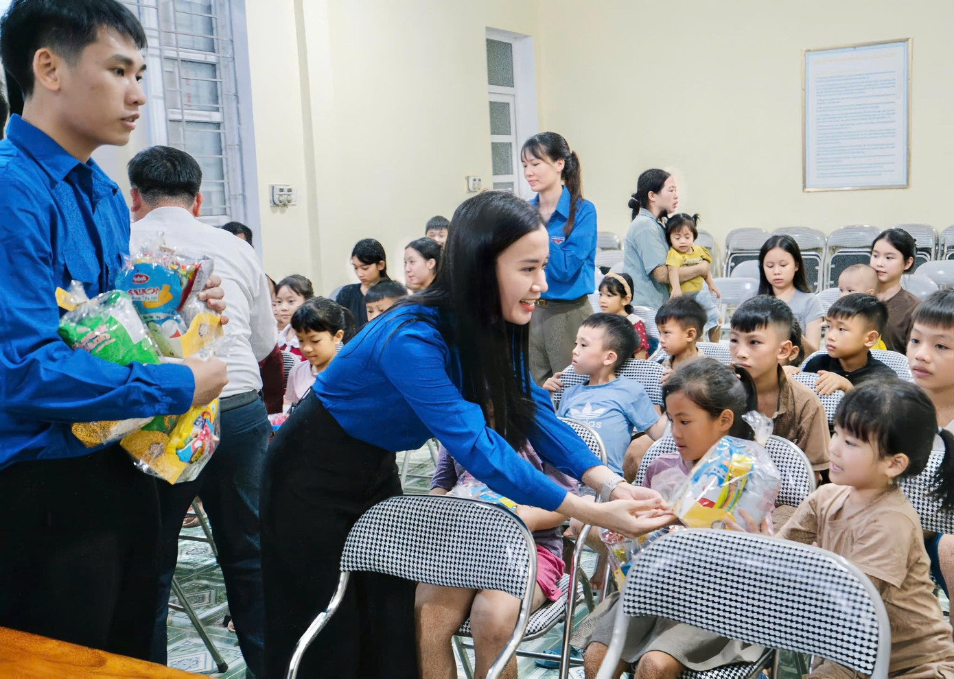 Bí thư Tỉnh Đoàn Quảng Ninh tặng quà cho thiếu nhi xã Quảng Tân. 7180-n.jpg