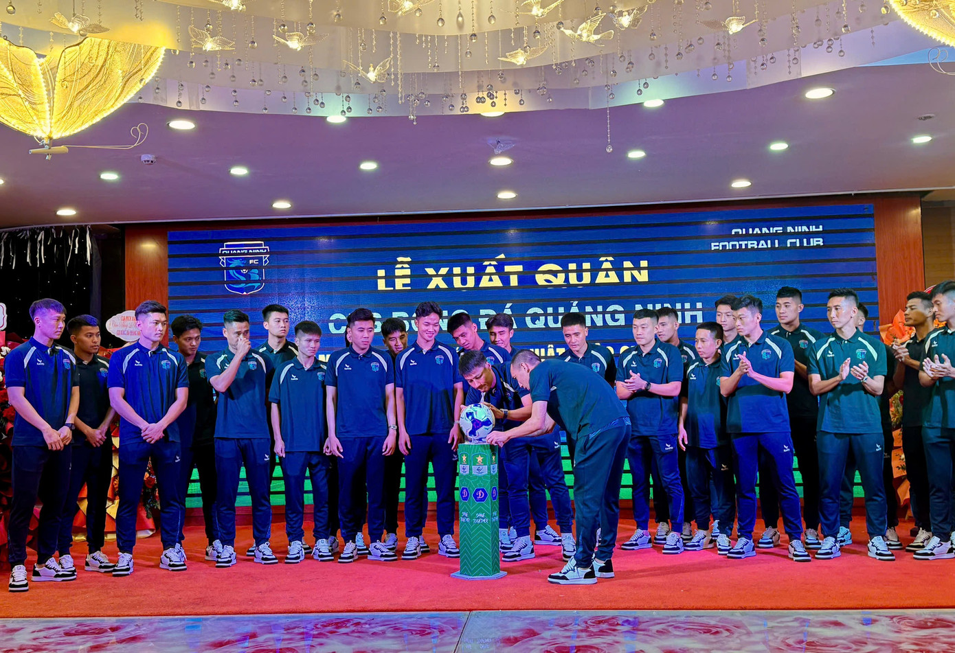 ក្លឹបបាល់ទាត់ Quang Ninh ត្រលប់មកផ្នែកទីមួយវិញ បន្ទាប់ពីអវត្តមានជាច្រើនឆ្នាំ រូបថត ១ c994c.jpg