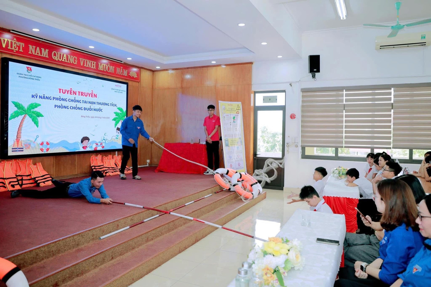 Dạy các em kỹ năng sống cứu nạn khi gặp người đuối nước. 096-n.jpg