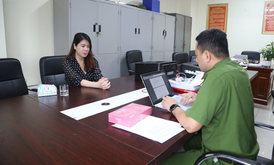 Đinh Thiên Lý tại cơ quan Công an. ff2e840.jpg