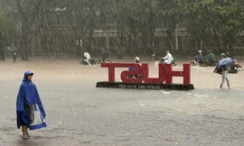 Mưa lớn, ngập sâu, thêm nhiều trường đại học ở Hà Nội cho sinh viên học trực tuyến