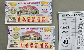 Người mẹ được các con 'hộ tống' đi đổi vé số trúng giải độc đắc