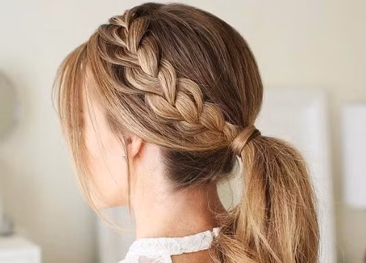 Gợi ý tạo kiểu tóc bằng cách tết bím đơn giản, cực hợp cho chuyến đi mùa Hè