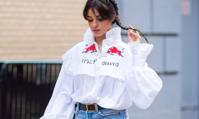 Diện áo blouse trắng kết hợp cùng quần jeans, vừa đẹp vừa không lo lỗi mốt