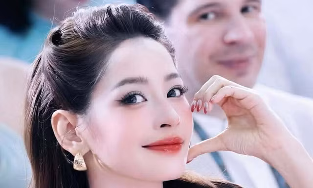 Chi Pu, Tóc Tiên, Hoa hậu Tiểu Vy đều "kết" phụ kiện này, lên mặt "auto đẹp"