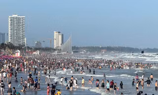 Đông nghịt người tắm biển Vũng Tàu ngày Tết