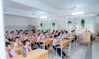 Phụ huynh ở TPHCM bức xúc vì phải đến họp sớm để giành 'chỗ đẹp' cho con