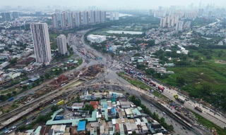 Vì sao cuối năm, TPHCM vẫn dày đặc rào chắn và công trình đào đường?