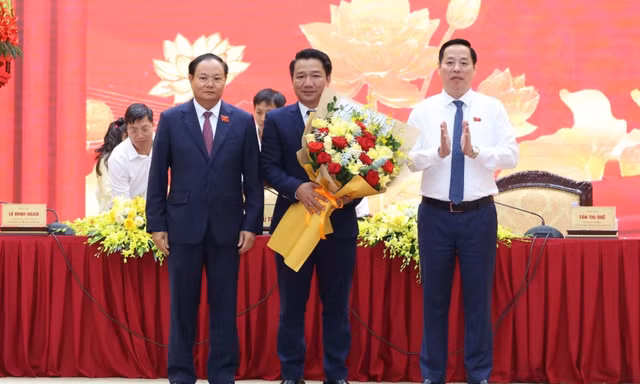Phê chuẩn nhân sự các bộ, địa phương