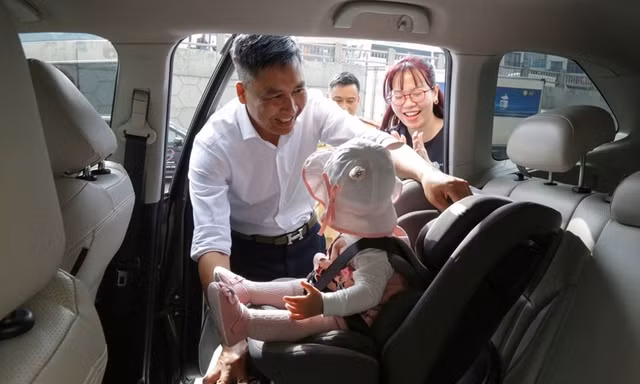 Người lái ô tô không được cho trẻ em dưới 10 tuổi ngồi cùng hàng ghế