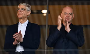 Arsene Wenger cùng nhiều quan chức cấp cao FIFA quay lưng lại với chủ tịch Infantino