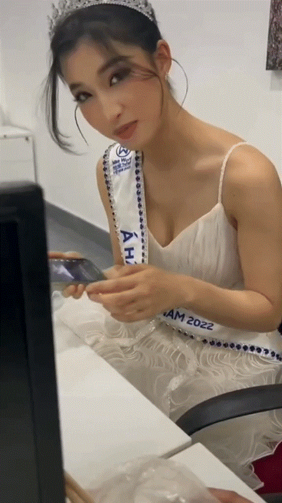 Á hậu Phương Nhi tranh thủ "cày view" cho BLACKPINK trong giờ giải lao. Á hậu Phương Nhi tranh thủ "cày view" cho BLACKPINK trong giờ giải lao.