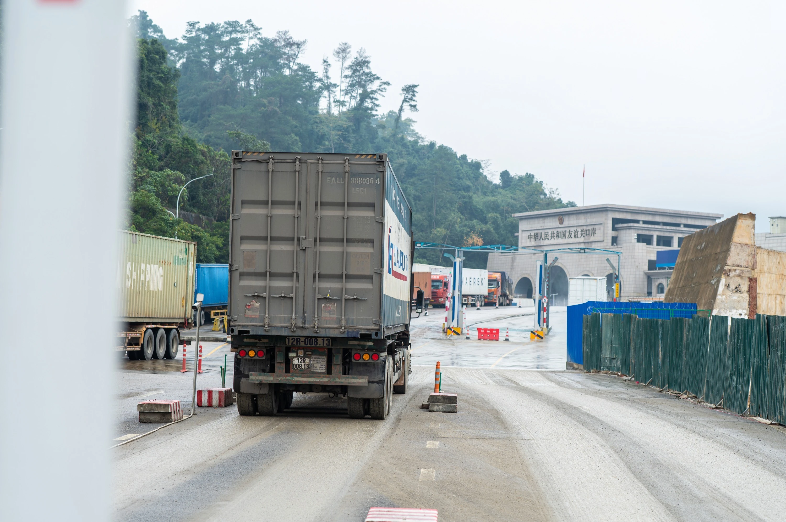 Hơn 1.400 phương tiện thông quan hàng hóa qua cửa khẩu Lạng Sơn dịp Tết Nguyên đán