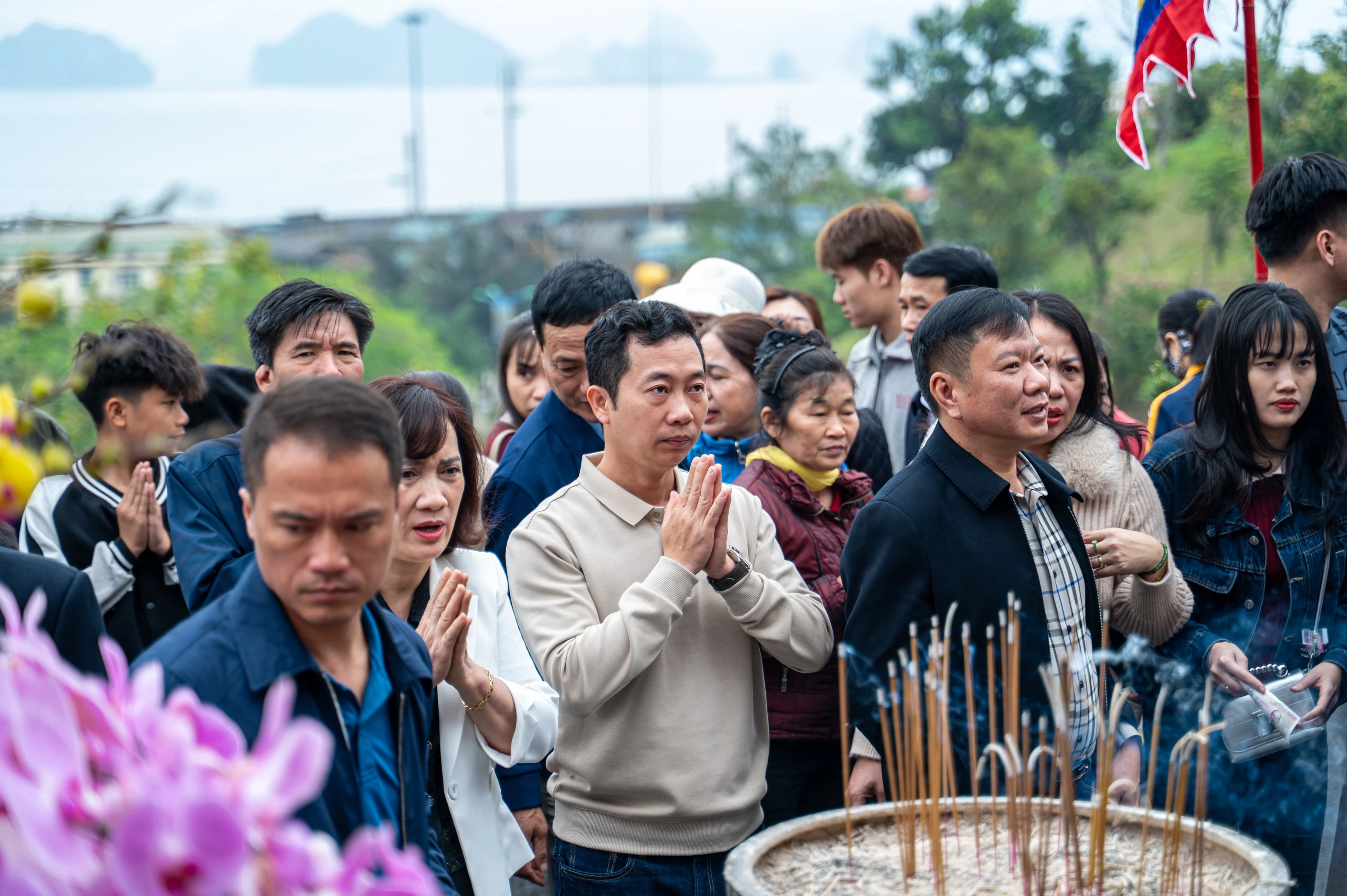 Đền Cửa Ông Quảng Ninh đón hàng nghìn người đi lễ đầu năm, bãi xe chật cứng
