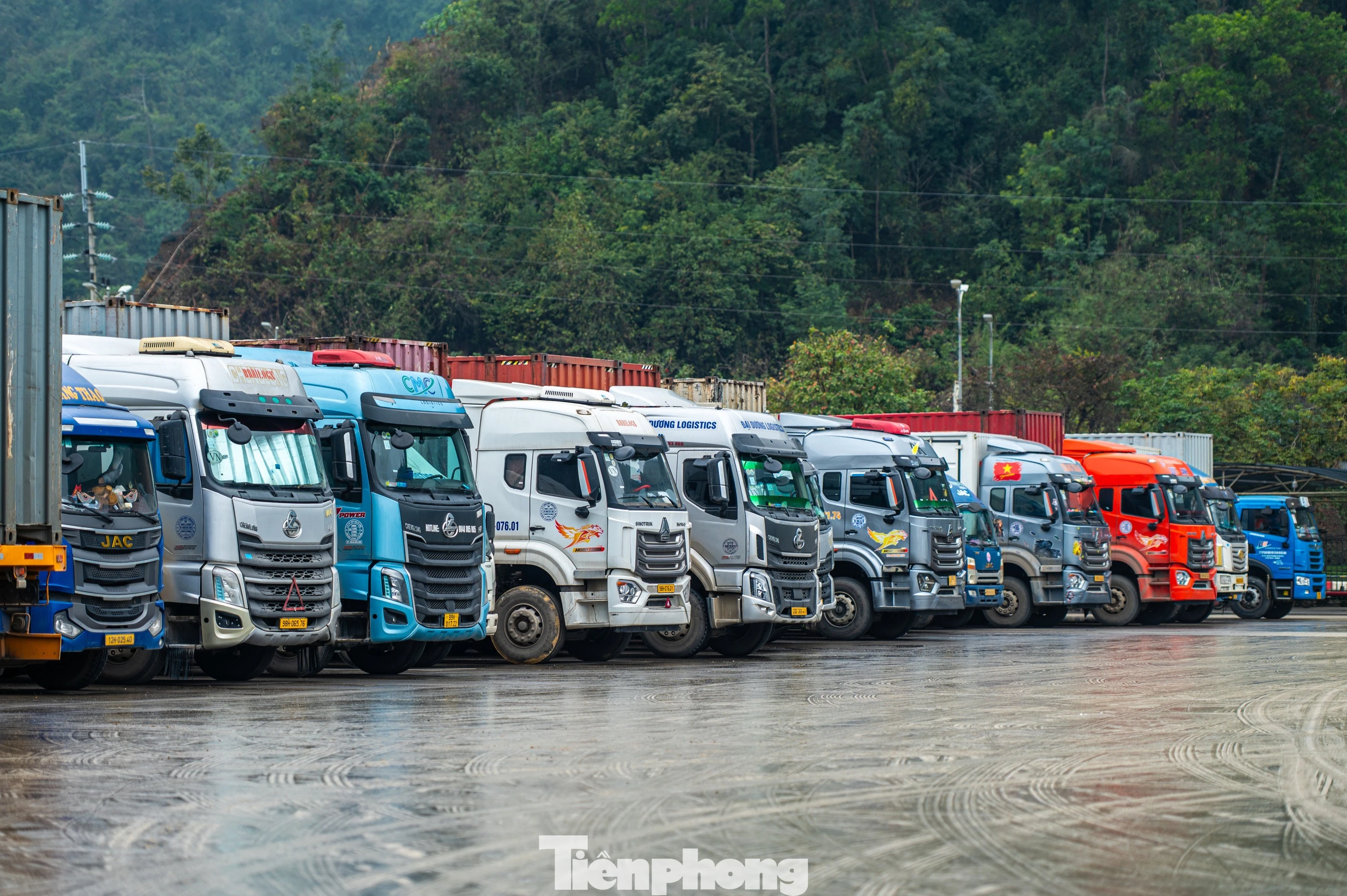 Cửa khẩu Lạng Sơn tấp nập trước Tết Bính Ngọ 2026, hàng nghìn xe thông quan mỗi ngày