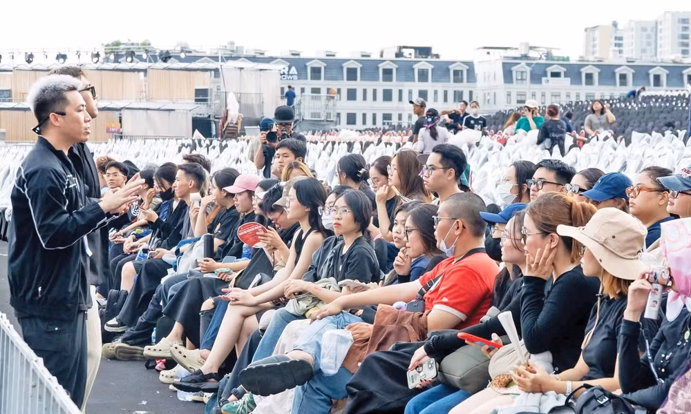 Sinh viên ngành truyền thông, Trường ĐH Hoa Sen tìm hiểu thực tế vận hành chương trình tại show Chị đẹp đạp gió rẽ sóng Ảnh: NTCC