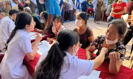 Hơn 1.000 người dân được khám sàng lọc nguy cơ đột quỵ miễn phí