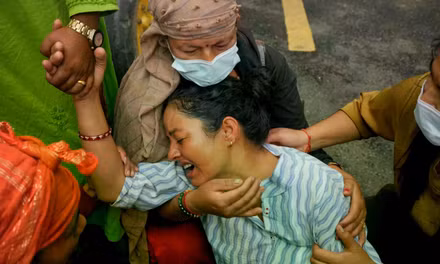 Cái chạm tay thay lời vĩnh biệt của người mẹ có con trai thiệt mạng vì lũ quét ở Nepal