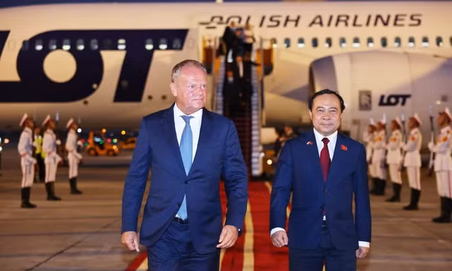Thủ tướng Ba Lan Donald Tusk đến Hà Nội, thăm chính thức Việt Nam