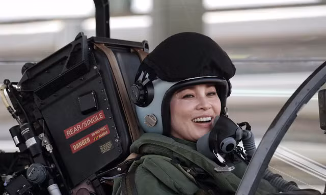 Khoảnh khắc Nhà vua Thái Lan dõi theo Hoàng hậu lái tiêm kích Gripen