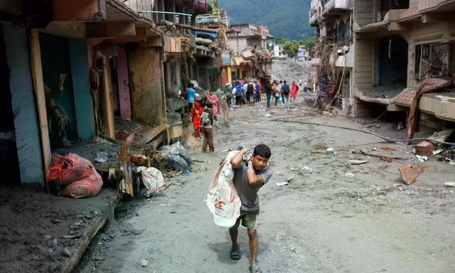 Hậu lũ quét, Nepal chôn cất tập thể hàng trăm nạn nhân chưa rõ danh tính