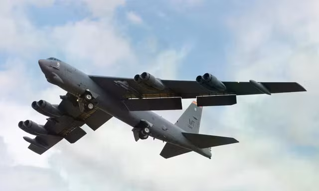 Máy bay ném bom B-52 ồ ạt rời Vương quốc Anh sau khi kết thúc nhiệm vụ ở Iran