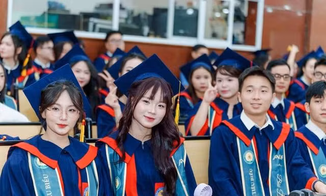 Tỷ lệ bằng giỏi, xuất sắc: Khối kinh tế đạt 70-90%, Y Hà Nội vắng bằng xuất sắc