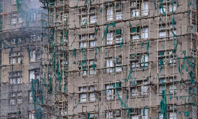 Vì sao đô thị hiện đại Hồng Kông (Trung Quốc) vẫn sử dụng giàn giáo tre trong xây dựng?