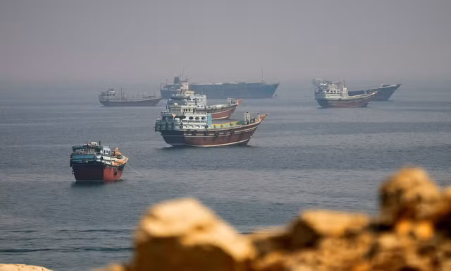 Liên tiếp 7 tàu trúng hỏa lực và thủy lôi trên eo biển Hormuz, Iran cảnh báo Mỹ